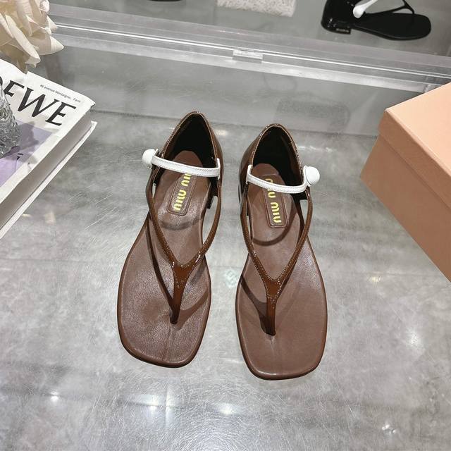2025Miumiu . New Patent Leather Thick Heel Clip-Toe Mary Jane Sandals The Cur