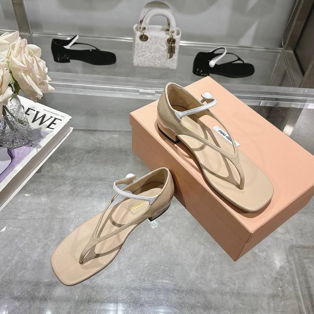 2025Miumiu . New Patent Leather Thick Heel Clip-Toe Mary Jane Sandals The Cur