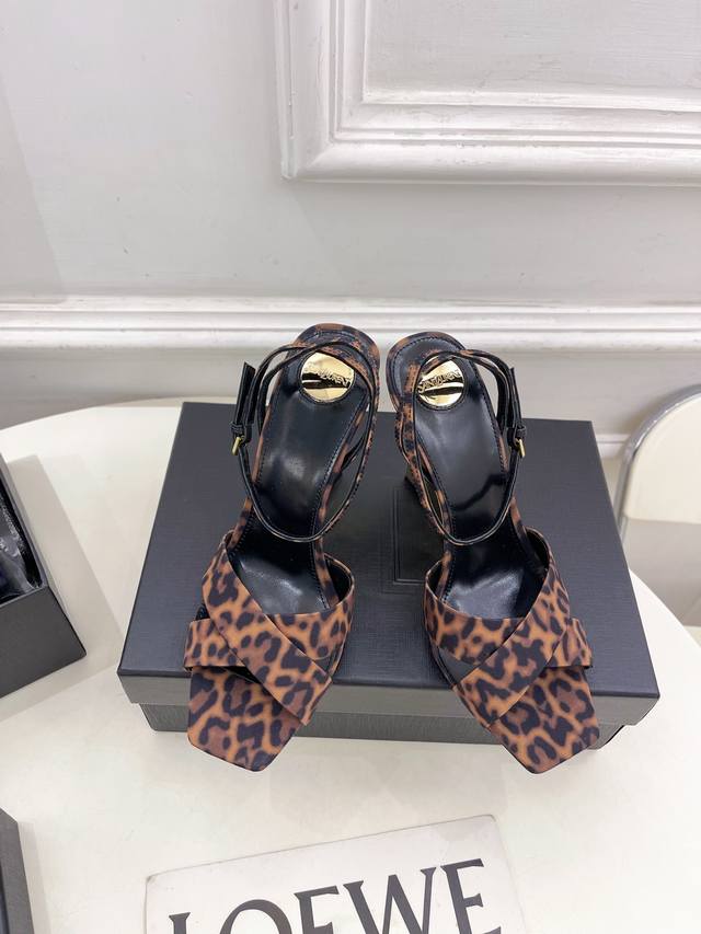 sain*Laurent Saint Laurent 2025 Spring/Summer New Product Lucienne Cross Squa