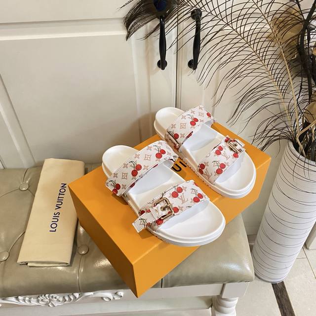 Factory Price P Louis Vuitton New Classic Old Flower Print Surface Sheepskin Lin