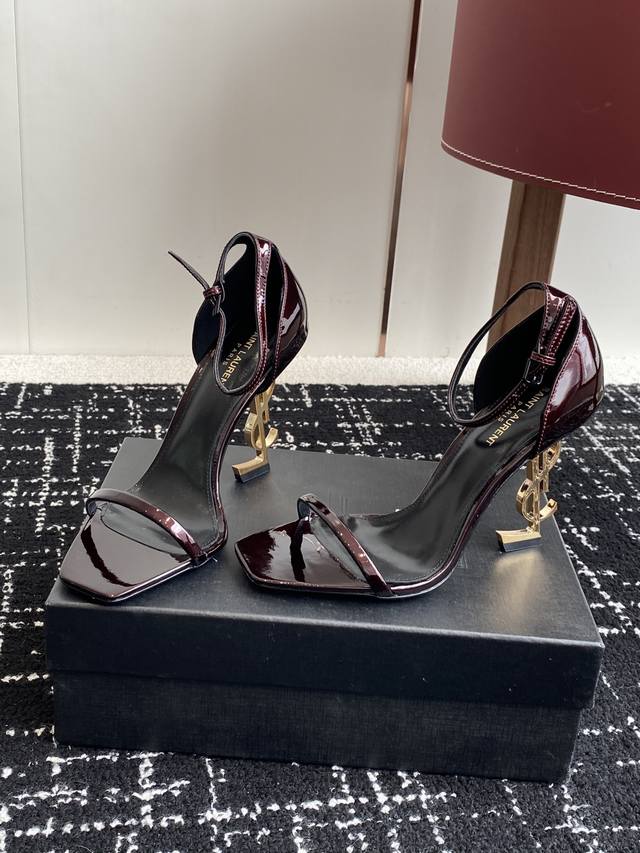 Purchasing-Level Classic Series Of Letter Metal Heel Patent Leather Sandals. Cus