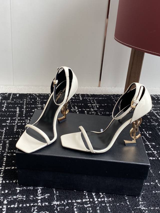 Purchasing-Level Classic Series Of Letter Metal Heel Patent Leather Sandals. Cus