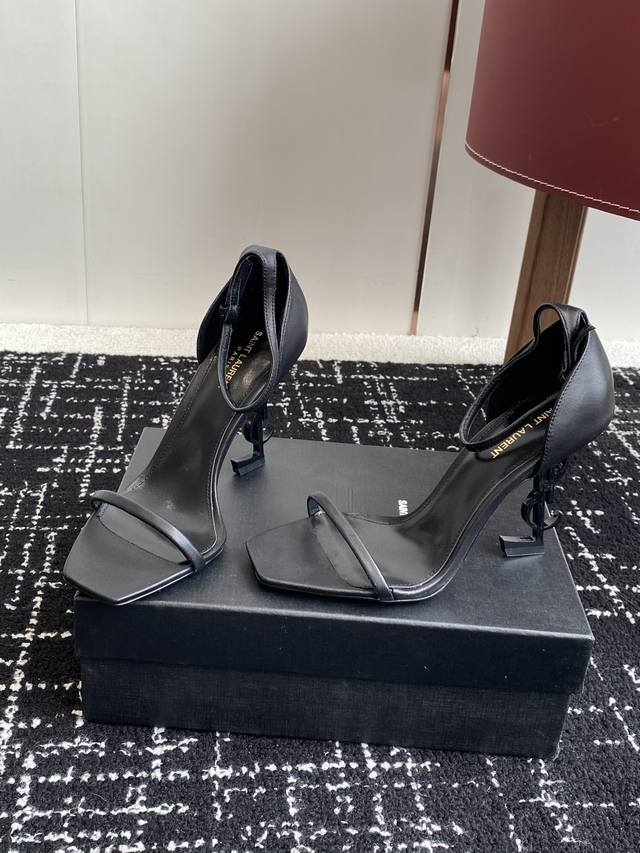 Purchasing-Level Classic Series Of Letter Metal Heel Patent Leather Sandals. Cus