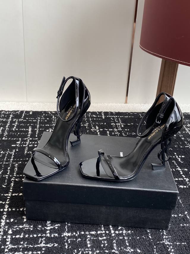Purchasing-Level Classic Series Of Letter Metal Heel Patent Leather Sandals. Cus