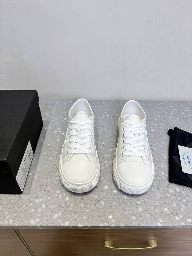 prada Prada 25Ss New Spring And Summer Round-Toed Canvas Shoes Technological