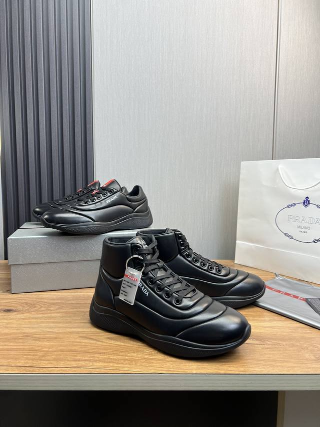 New Nike Shox R4 high-tech sneakers. Metallic upper + super-large column sneaker