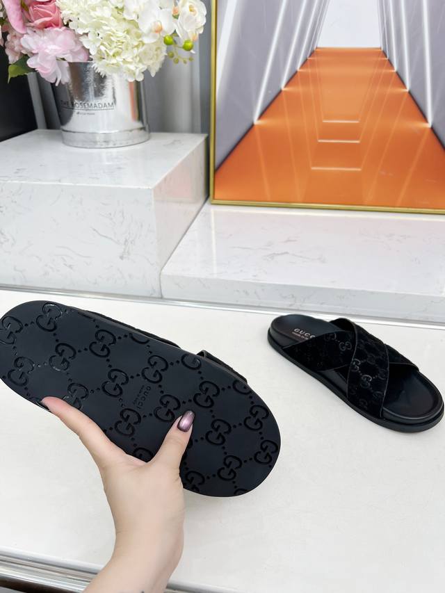 Brand Name: Versace New Product Specifications: 39*29*6Cm Product Material: Orig