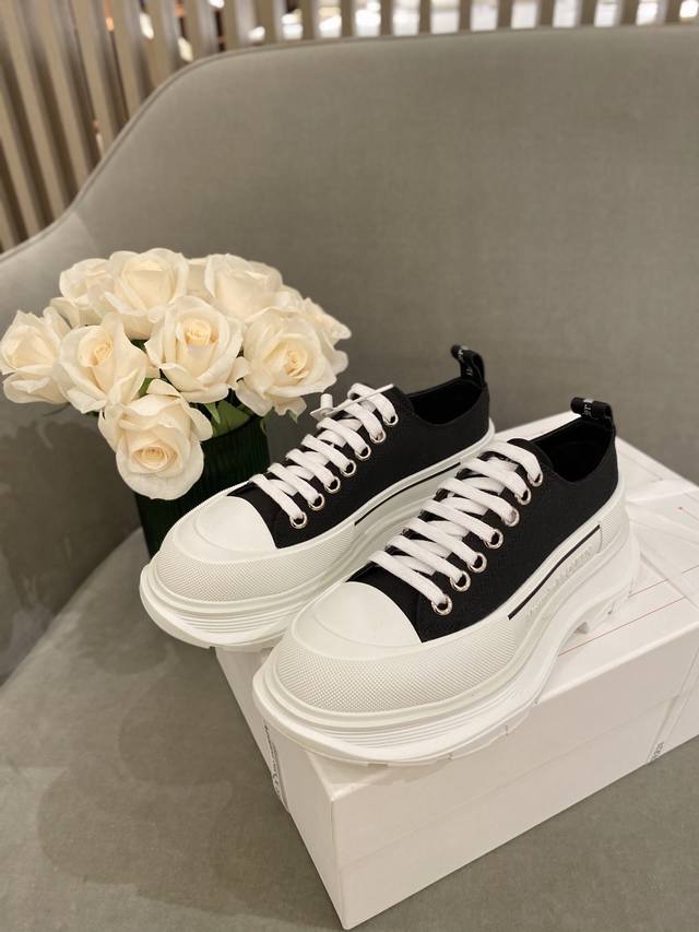Dior 2055 Color Black Size 13.5*9.5*3.5 The latest model from Dior is now availa