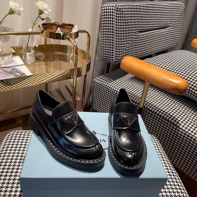 Gucci 546584 Color Black Red Size 10*8.5*2.5 New Gucci products are now availabl