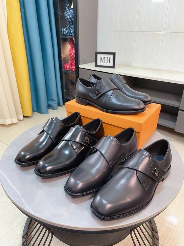 Counter quality, original leather, model number 308364 Red Size: width 21X heigh