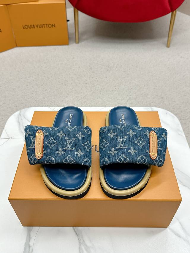 New to the Fall 2024 men's collection, this Saddle backpack features a stylish a