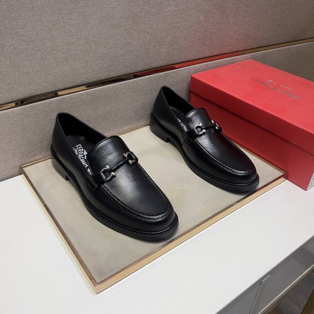 Original quality perforated Brand: Givenchy Men's Color: Black Buckle: Gold and