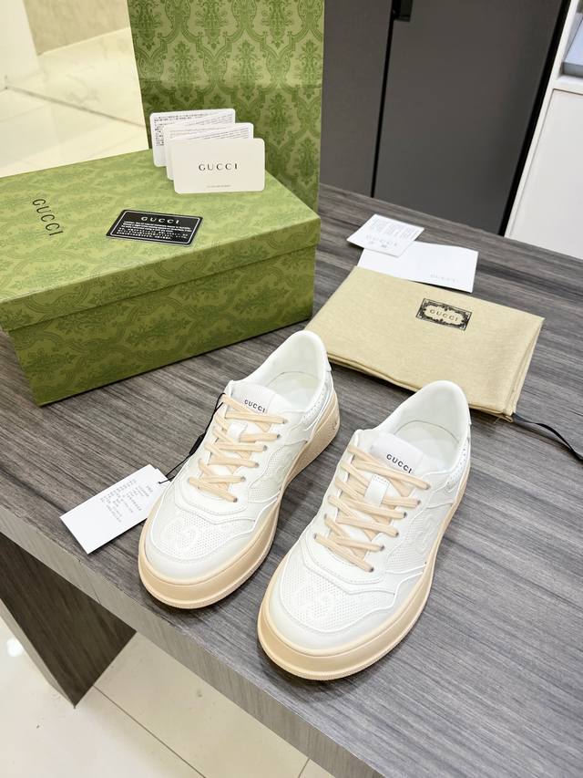 New pure leather Louis Vuitton is the world's largest high-end fashion holding c