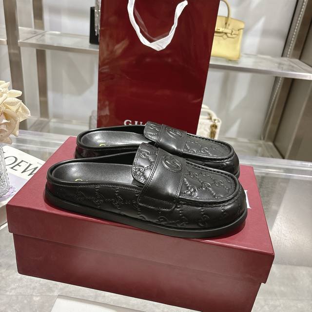 This A4 zipper clutch is a staple from Dior, crafted from materials such as beig