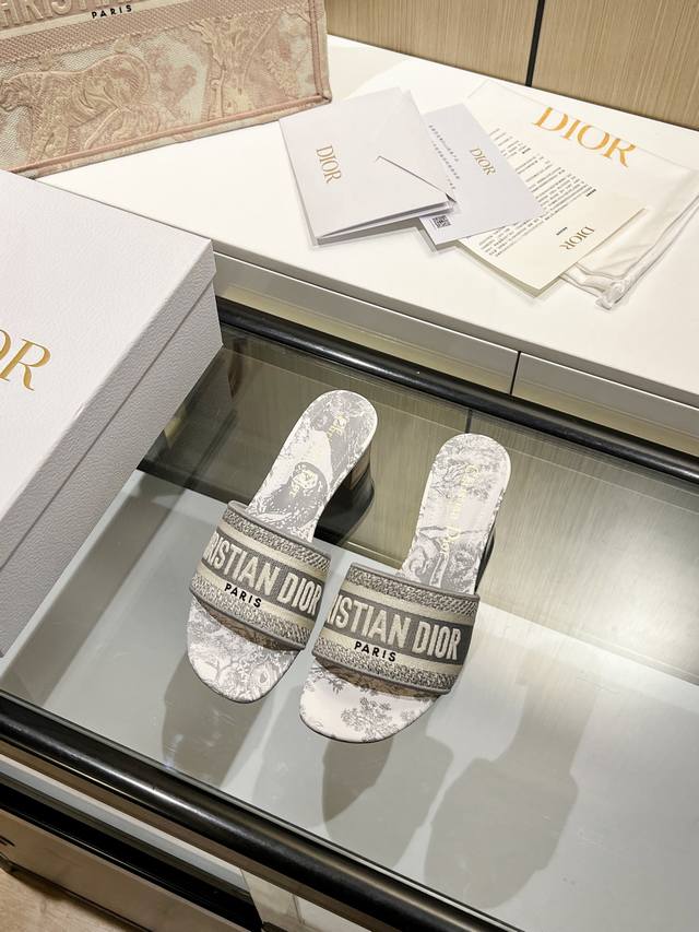 Lv belt buckle personalizes Louis Vuitton's iconic Lv Initiales logo. Its three