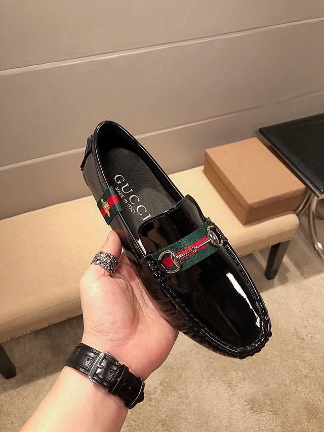 This Ferragamo belt reinterprets the classic Gancini buckle in a modern style. D