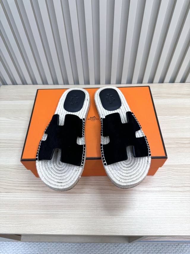 Gucci rotating calfskin black embossed G flower, lined with coffee top layer bot