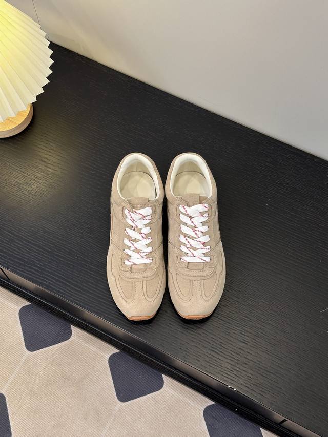 The double-sided belt of the same style as the Louis Vuitton counter is decorate