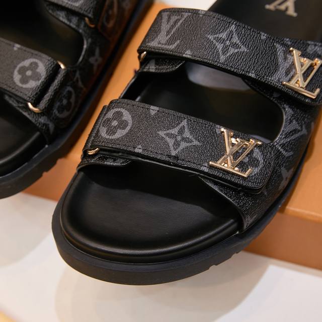 Original quality slide Brand: Versace Men's Color: Black Buckle: Gold and Silver