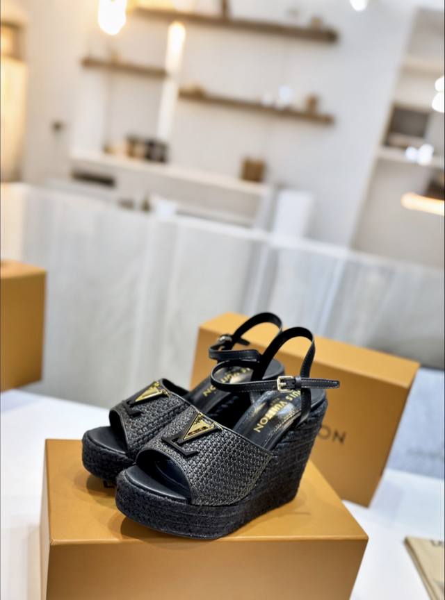 Original quality slide Brand: Aima H men's Color: black Buckle: gold and silver