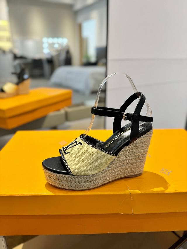 Color Black Size 12X9 The latest model from Gucci is now available! Made of top-