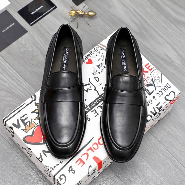 Prada Prada's new men's shaped briefcase is made of imported top-grain shaped co