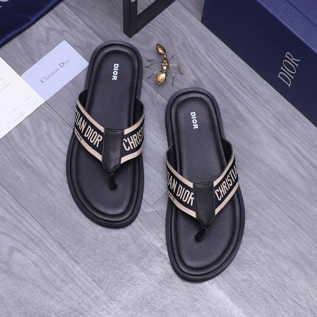 Dior 705 Color Black Red Size 12*9*1.5 The latest model from Dior is now availab