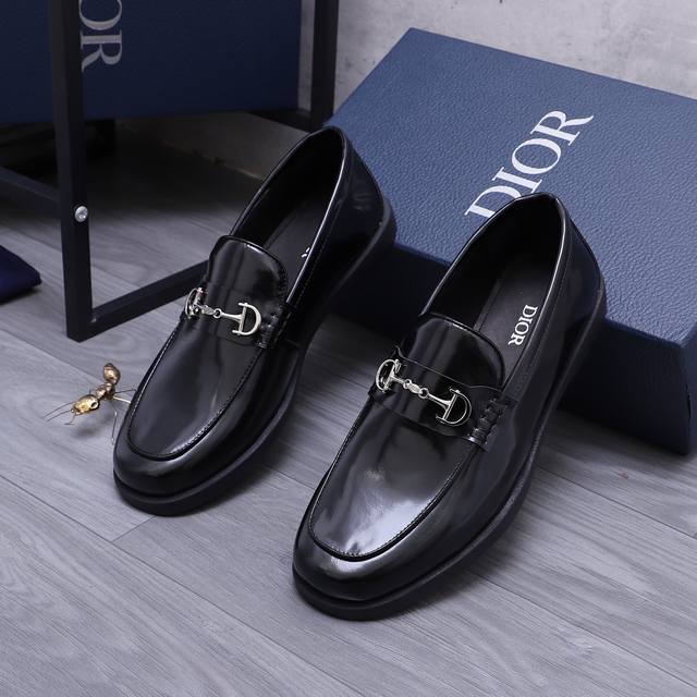 This business card holder is practical and sophisticated. Crafted in Dior Grey C