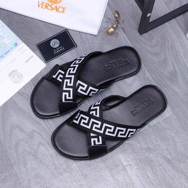brand Versace, Versace once again launched a stunning work, stunning the audienc