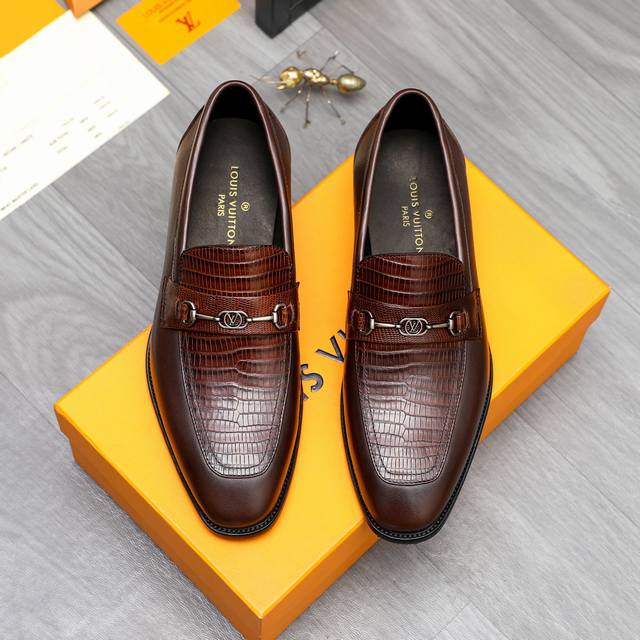 Factory Price Tods. Classic men's leather shoes are synchronized with the offici