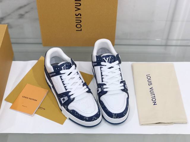 Original quality exclusive first release of Dior's unique modern sports shoes. C