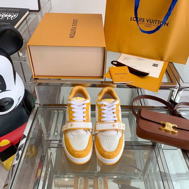 official website synchronization, exclusive first release of Fendi's unique mode