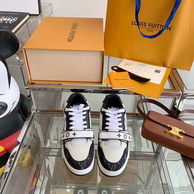 Burberry top purchasing agent for men 2025Hk counter simultaneous sale. Sole: or