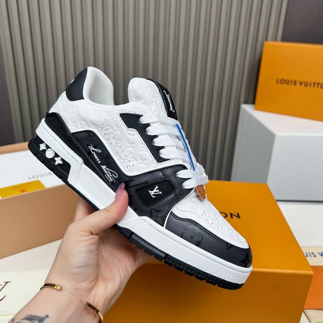 Product trademark: Ferragamo Salvatore Ferragamo casual leather shoes Regular si