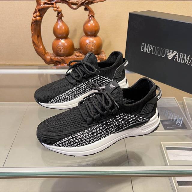 This year's latest casual shoes from Burberry are made of pure original leather,