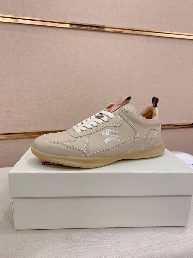 New model from Versace official flagship store, with first-layer Italian cowhide