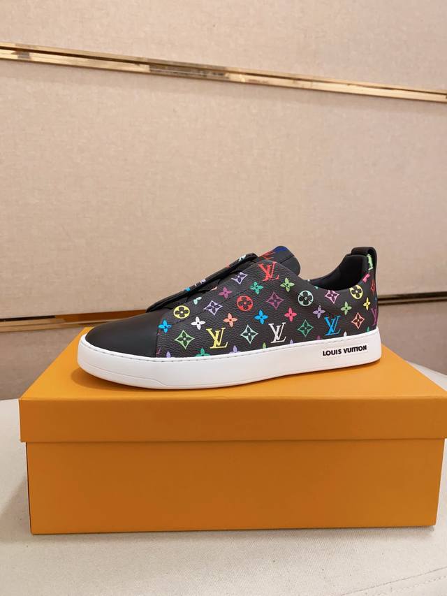 Versace official flagship store authentic product, in recent years, Versace has