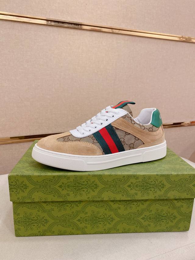 Balenciaga luxury couple slippers, casual, loose and comfortable. The picture ab