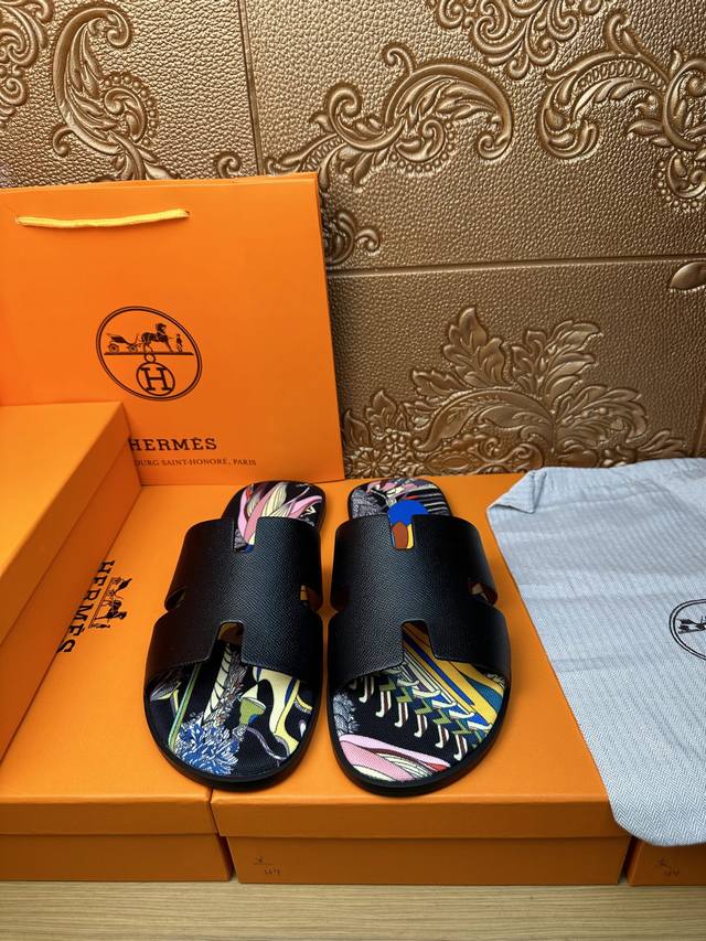 Moncler men's outdoor lace-up sneakers are comfortable and non-slip, designed fo