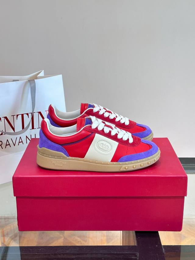 Bally's new men's casual knitted fabric sneakers . The upper of this high-tech k