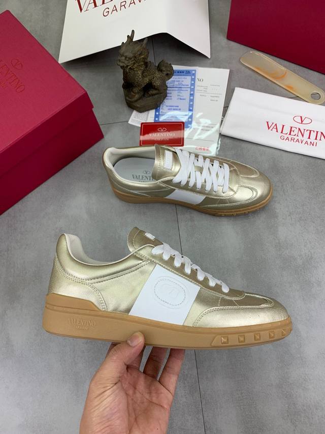 Miu Miu 2025 Spring/Summer catwalk biscuit shoes, thick-soled sneakers Simple sp
