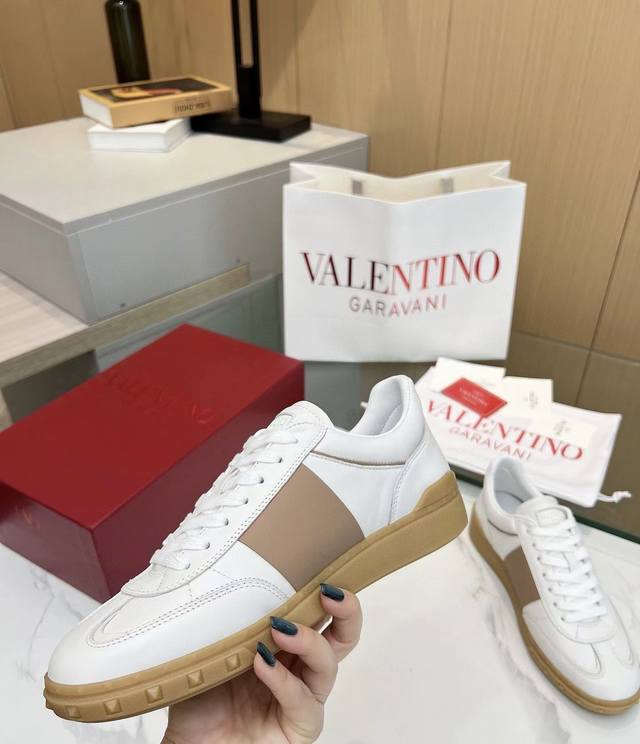 Factory P price full cowhide lining. Equipped with a full set of packaging LV to