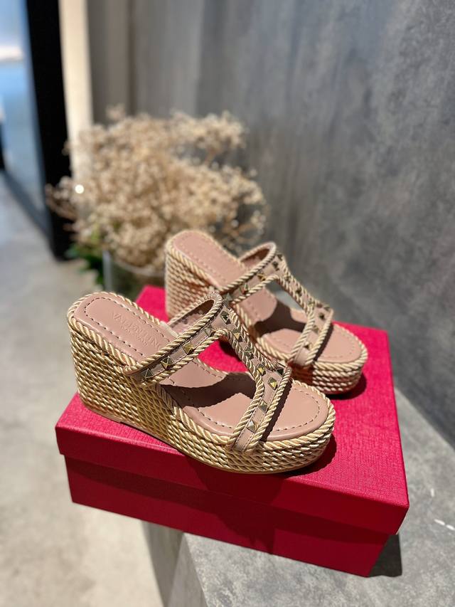 Prada is a top fashion brand, a pair of men's shoes that can handle all styles.