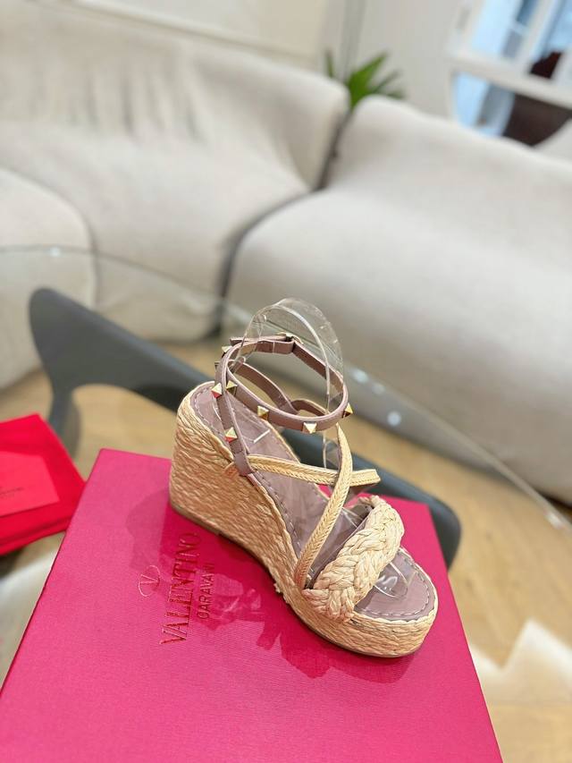 2025 new color Brunello Cucinelli is a world-class luxury brand from Italy. This