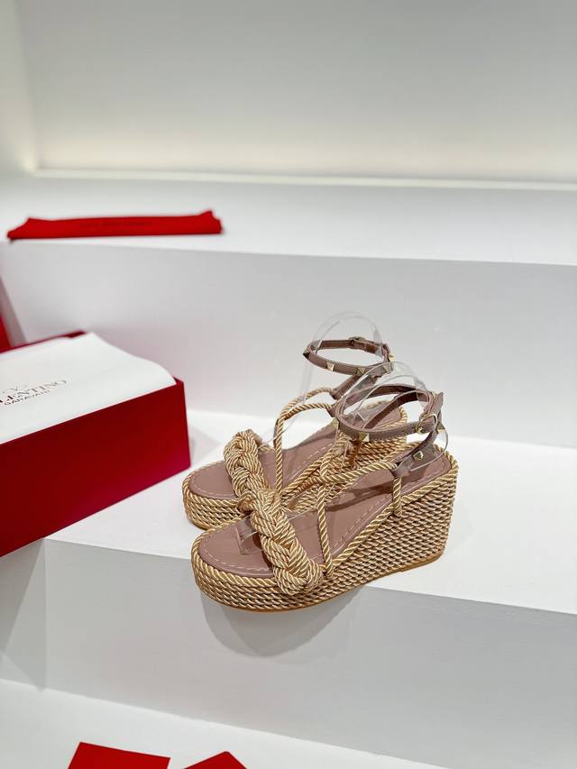 Step on the clouds and feel the wind in every step! This summer's must-have thic