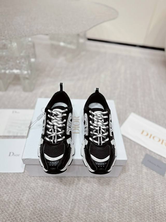 G's latest popular thick-soled white shoes are a mix of sports and leisure desig