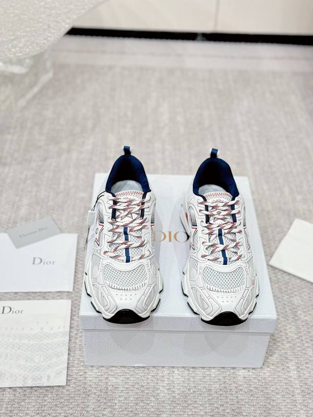 G's latest popular thick-soled white shoes are a mix of sports and leisure desig