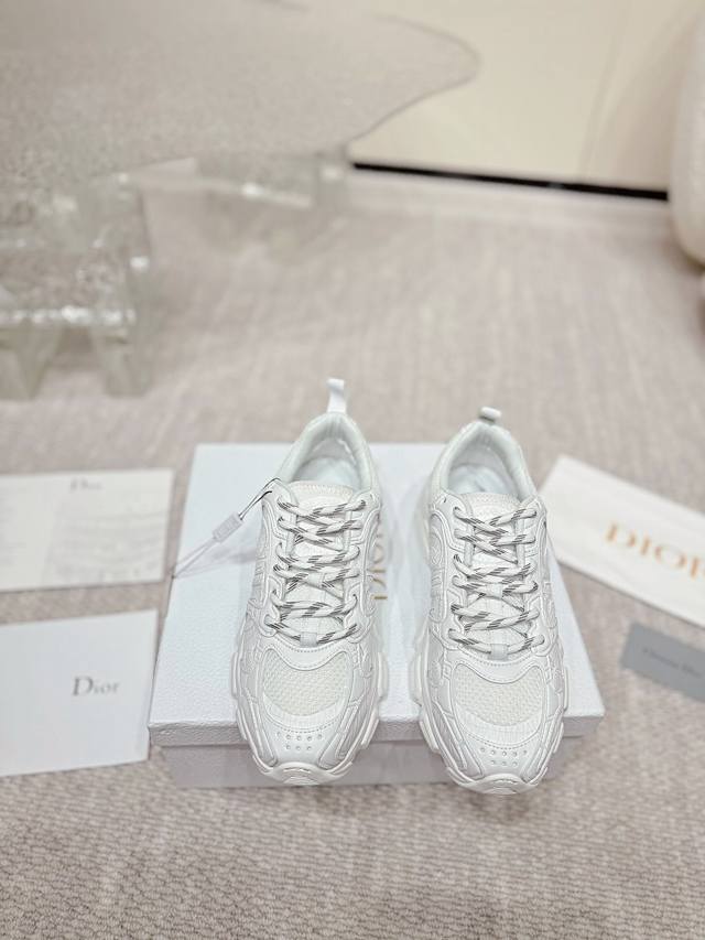 Gucci has launched a new product with smooth lines, light, comfortable and breat