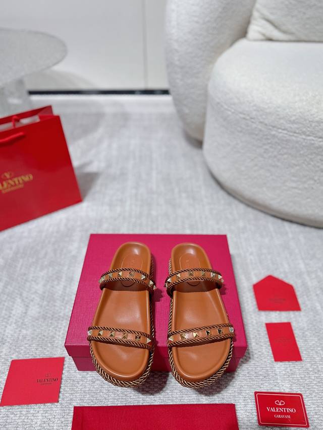 Gucc Men's Interlocking Double G Slide Lido Series, the design is inspired by th