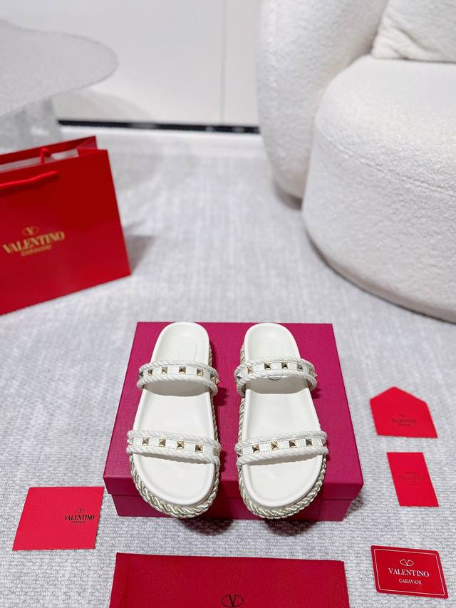 Elegant and casual, this Aqua men's sandal is reinterpreted with an adjustable s